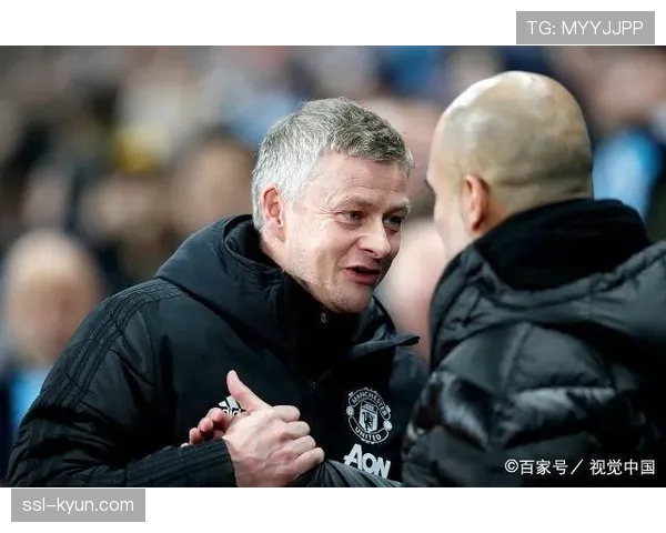 特写：定位球分析师在蒙扎教练席的实时数据平板